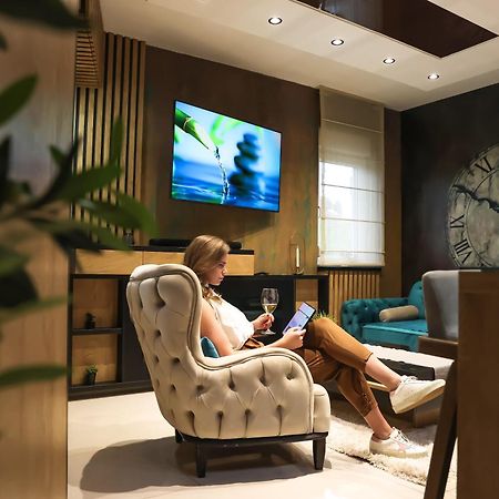 Design Apartment Platinium Spa Lux 5 Star "Havana" Completely Private Wellness & Spa Free Included Sauna & Jacuzzi & Salt Wall & Fire Place & 3D Ceilings & Business Wifi & Netflix & Keyless Code Entry & Full Smart App & Secure 2 Parking Place ชูปริยา ภายนอก รูปภาพ
