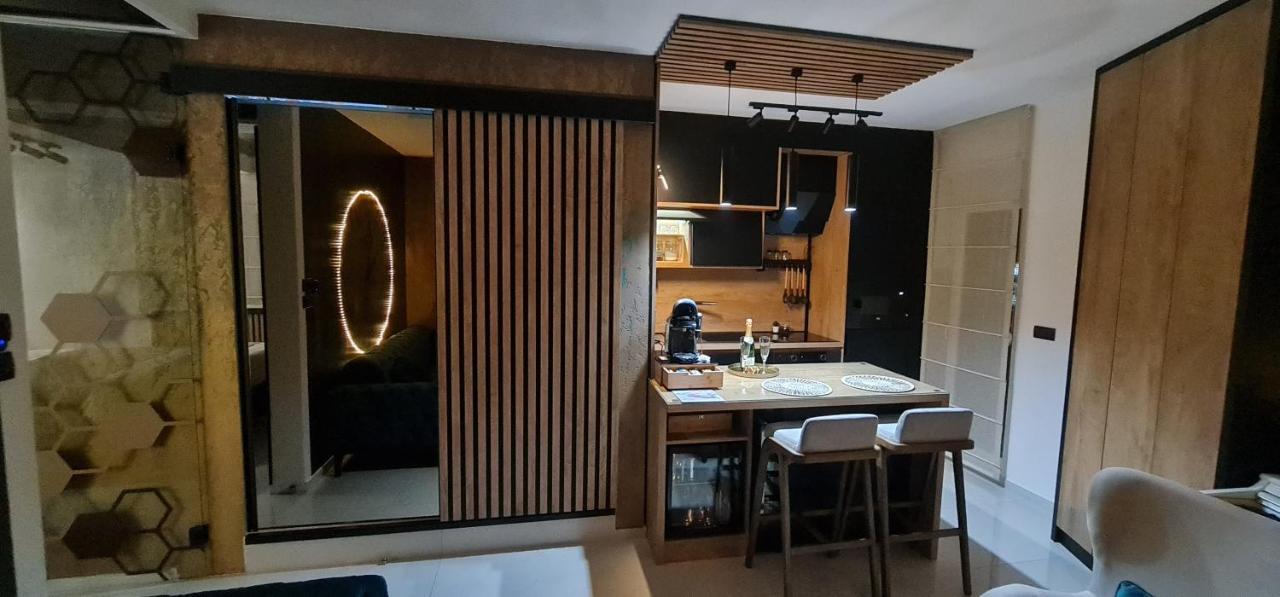 Design Apartment Platinium Spa Lux 5 Star "Havana" Completely Private Wellness & Spa Free Included Sauna & Jacuzzi & Salt Wall & Fire Place & 3D Ceilings & Business Wifi & Netflix & Keyless Code Entry & Full Smart App & Secure 2 Parking Place ชูปริยา ภายนอก รูปภาพ