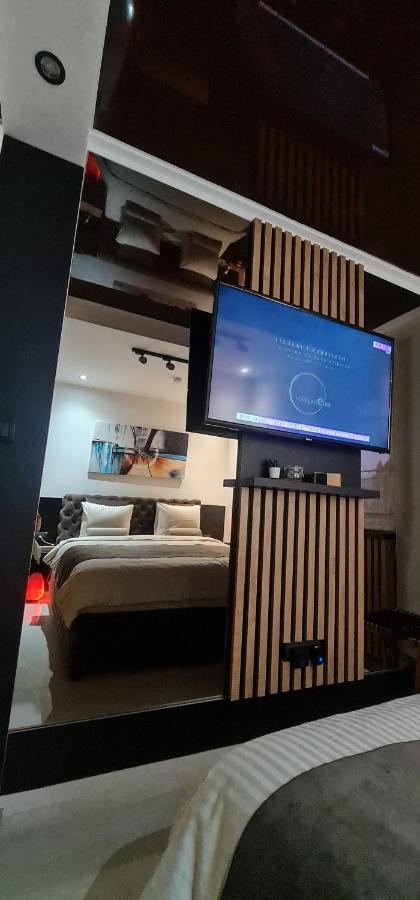 Design Apartment Platinium Spa Lux 5 Star "Havana" Completely Private Wellness & Spa Free Included Sauna & Jacuzzi & Salt Wall & Fire Place & 3D Ceilings & Business Wifi & Netflix & Keyless Code Entry & Full Smart App & Secure 2 Parking Place ชูปริยา ภายนอก รูปภาพ