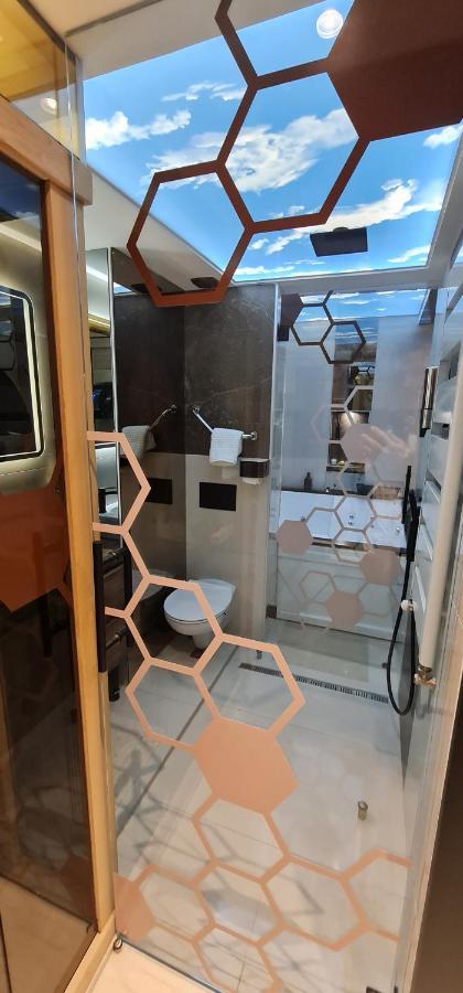 Design Apartment Platinium Spa Lux 5 Star "Havana" Completely Private Wellness & Spa Free Included Sauna & Jacuzzi & Salt Wall & Fire Place & 3D Ceilings & Business Wifi & Netflix & Keyless Code Entry & Full Smart App & Secure 2 Parking Place ชูปริยา ภายนอก รูปภาพ