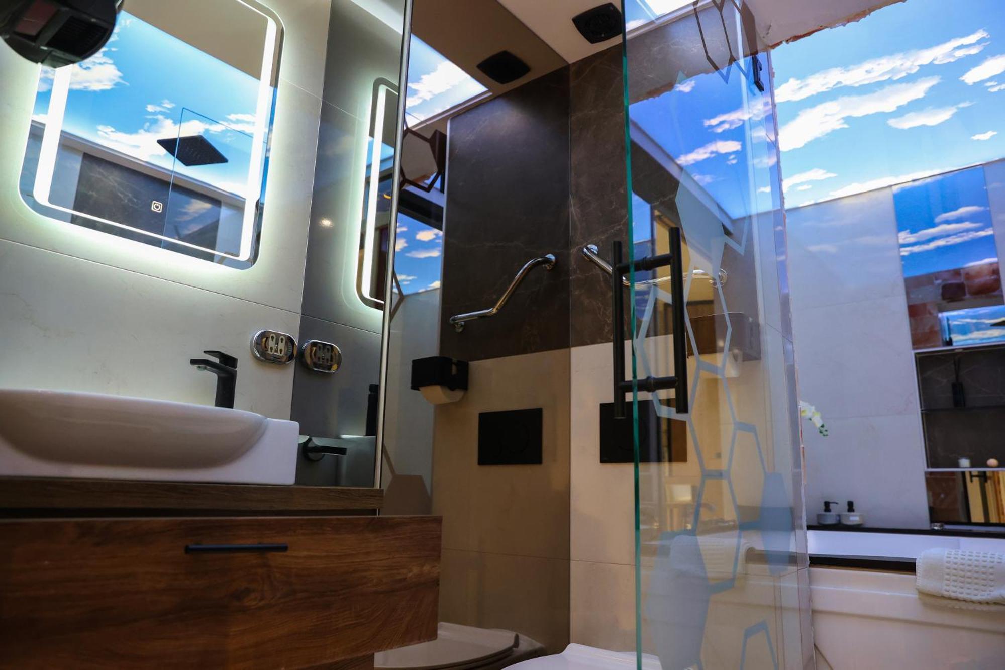 Design Apartment Platinium Spa Lux 5 Star "Havana" Completely Private Wellness & Spa Free Included Sauna & Jacuzzi & Salt Wall & Fire Place & 3D Ceilings & Business Wifi & Netflix & Keyless Code Entry & Full Smart App & Secure 2 Parking Place ชูปริยา ภายนอก รูปภาพ