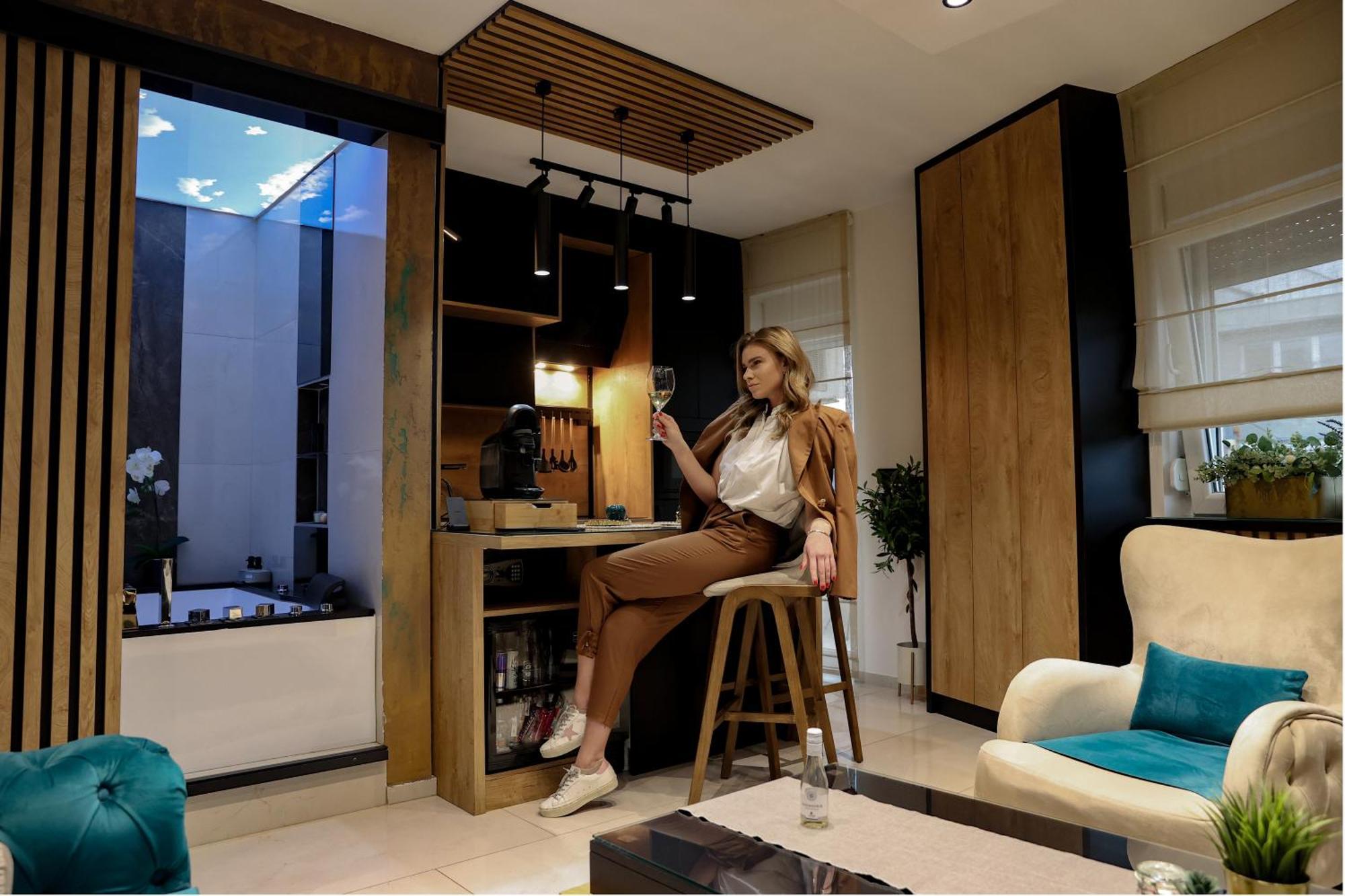 Design Apartment Platinium Spa Lux 5 Star "Havana" Completely Private Wellness & Spa Free Included Sauna & Jacuzzi & Salt Wall & Fire Place & 3D Ceilings & Business Wifi & Netflix & Keyless Code Entry & Full Smart App & Secure 2 Parking Place ชูปริยา ภายนอก รูปภาพ